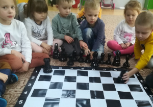 Dzieci poznają kolejną figurę szachową - wieżę